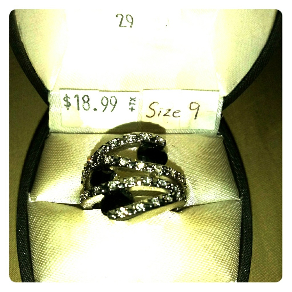 A womans costume ring (new)